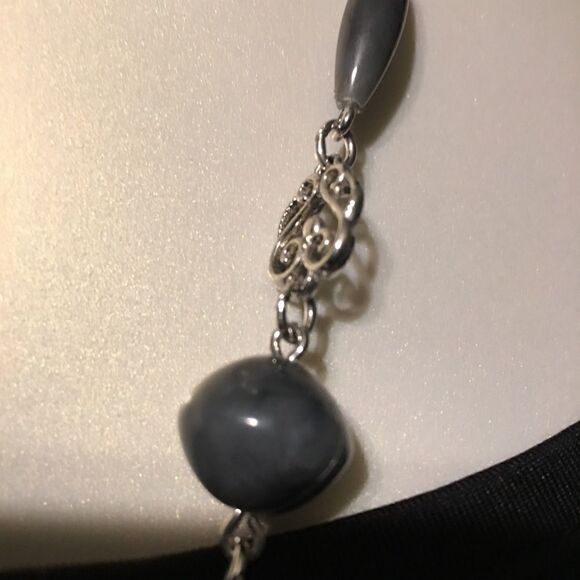 Silver Tone Grey Stone Necklace! - Picture 8 of 11